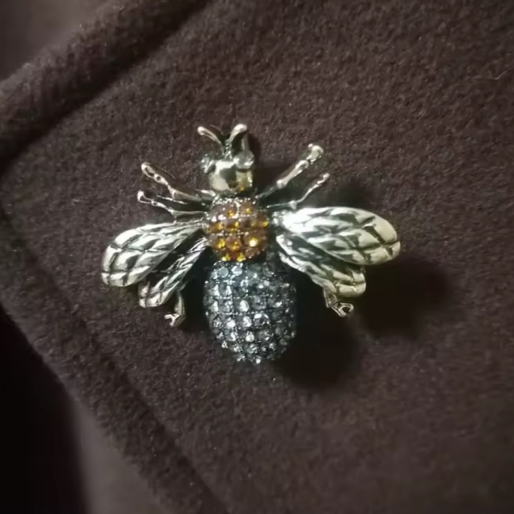 Amber Gold Bee Brooch with Amber and Smoke Crystals - Picture 4 of 6